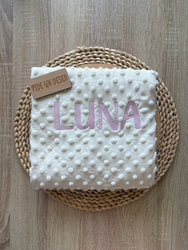 Manta beige con letras rosa pastel