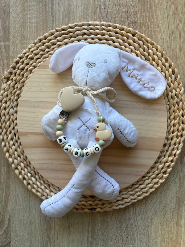 Muñeco de apego y chupetero pato