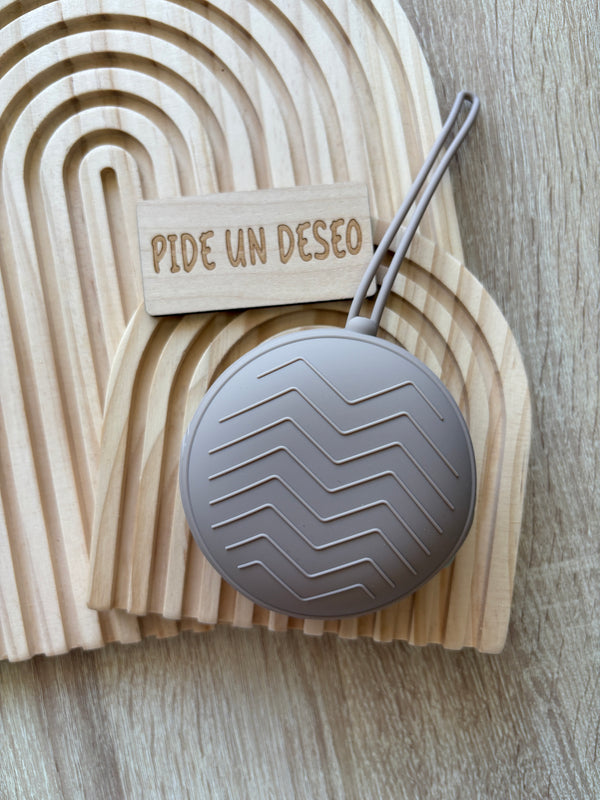 Porta chupetero marrón