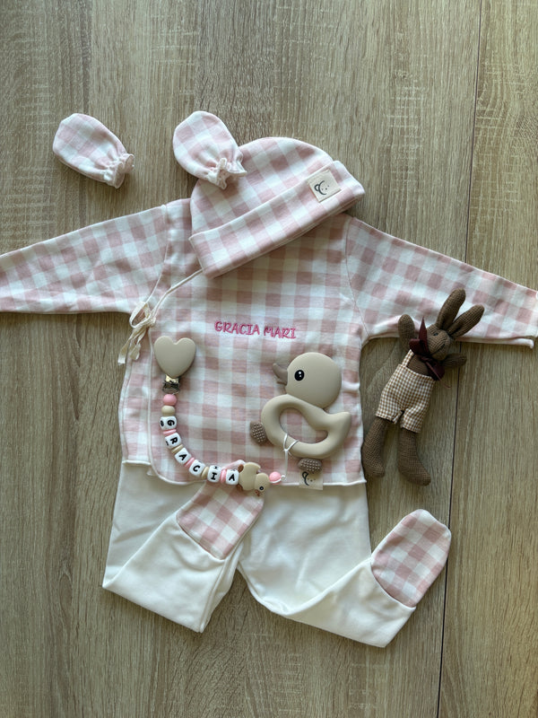 Pack conjunto de primera puesta vichy rosa con chupetero y mordedor