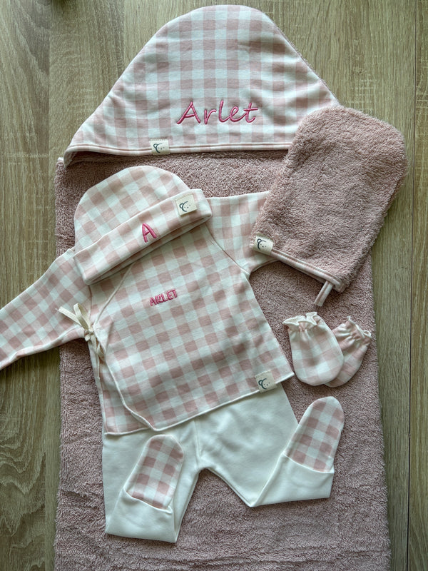 Pack conjunto de primera puesta vichy rosa y capa de baño con manopla