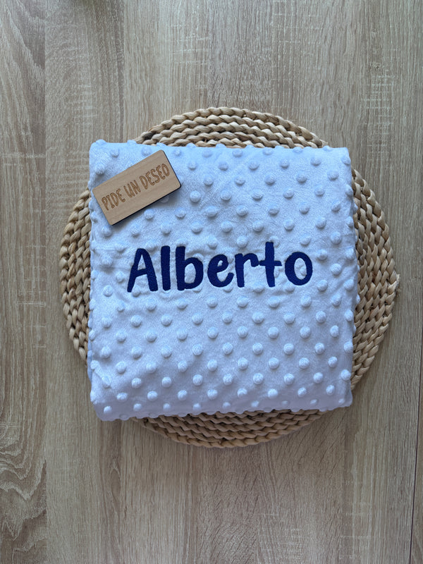 Manta azul con letras azul oscuro