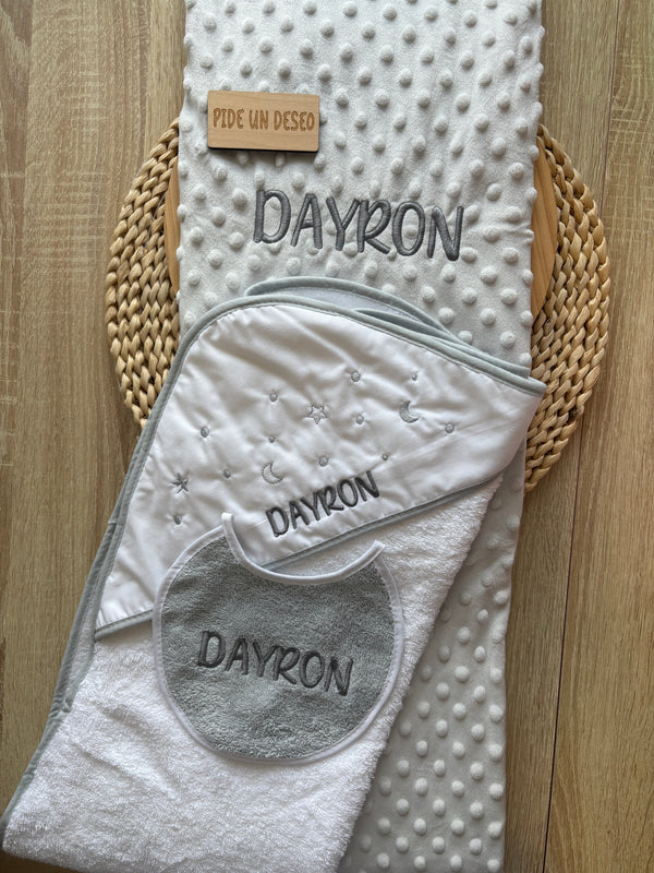 Pack capa de baño, babero  y manta personalizada gris estrellas