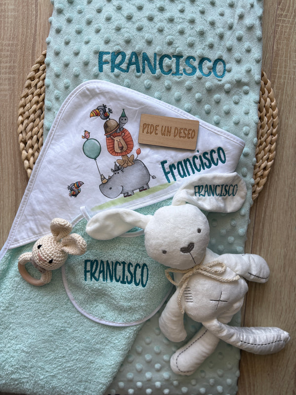 Pack capa de baño, babero, sonajero, muñeco de apego y manta personalizada animales turquesa