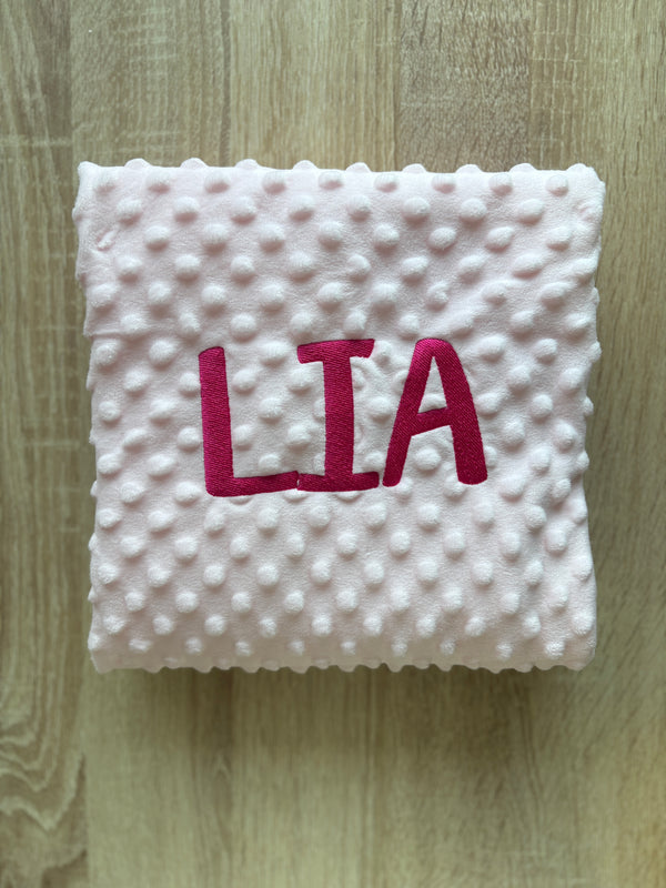 Manta rosa con letras fucsia